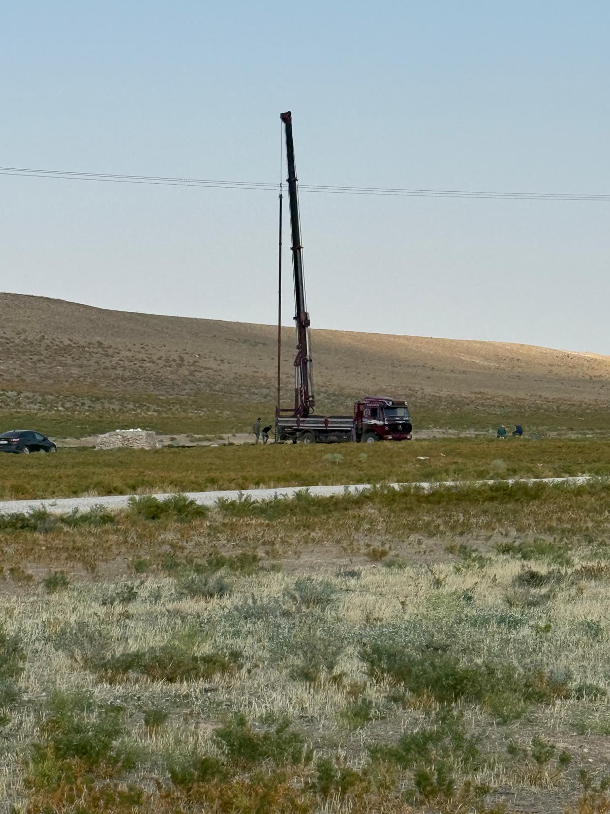 Pompa Sökme Vinçlerinde Profesyonel Çözüm <p>Derin kuyu sistemlerinde kullanılan dalgıç pompalar, yer altındaki suyun yüzeye çıkarılmasında kritik rol oynar. Ancak zamanla meydana gelen arıza, bakım veya pompa değişimi durumlarında bu sistemlerin sökülmesi oldukça zahmetli bir süreçtir. Bu noktada devreye dalgıç pompa sökme vinci hizmeti girer.</p><p><br></p><p>Dalgıç Pompa Sökme Vinci Ne İşe Yarar?</p><p><br></p><p>Kuyuların metrelerce altında bulunan pompaları güvenli bir şekilde çıkarabilmek için özel olarak tasarlanmış vinç sistemleri kullanılır. Bu vinçler sayesinde:</p><p><br></p><p>Ağır pompa sistemleri güvenle kaldırılır,</p><p><br></p><p>Kablo ve boru hatlarına zarar verilmeden sökme işlemi yapılır,</p><p><br></p><p>Zaman ve iş gücü tasarrufu sağlanır.</p><p><br></p><p>Uzman ekipler, vinçle pompa sökme işlemini gerçekleştirirken kuyunun yapısını, derinliğini ve pompa kapasitesini dikkate alır. Yanlış yapılan bir işlem hem pompanın hem de kuyunun zarar görmesine yol açabilir.</p><p><br></p><p>Neden Profesyonel Destek Şart?</p><p><br></p><p>Derin kuyu pompaları genellikle 50 ila 300 metre derinlikte bulunur. Bu tür çalışmalar yalnızca güçlü ekipman gerektirmez; aynı zamanda tecrübeli operatörler ve teknik bilgi de şarttır.</p><p><br></p><p>Profesyonel firmalar:</p><p><br></p><p>İş güvenliği kurallarına titizlikle uyar,</p><p><br></p><p>Pompayı zarar vermeden çıkarır,</p><p><br></p><p>Gerekirse yeni pompa montajını da gerçekleştirir.</p><p><br></p><p>Bu sayede hem zaman hem de maliyet açısından en verimli sonuç elde edilir.</p><p><br></p><p>Hizmet Kapsamı</p><p><br></p><p>Profesyonel dalgıç pompa sökme vinci hizmeti, yalnızca pompa çıkarma işlemiyle sınırlı değildir. Kapsamlı bir hizmet paketi aşağıdakileri içerir:</p><p><br></p><p>Derin kuyu pompa sökme ve montajı</p><p><br></p><p>Arızalı pompa çıkarma</p><p><br></p><p>Pompa kablosu ve boru kontrolleri</p><p><br></p><p>Vinç ile kuyu içi temizlik işlemleri</p><p><br></p><p>Tüm bu işlemler, kuyunuzun verimliliğini artırırken pompa sisteminizin daha uzun ömürlü olmasını sağlar.</p><p><br></p><p>Sonuç</p><p><br></p><p>Eğer su pompanız arızalandıysa veya bakım zamanı geldiyse, dalgıç pompa sökme vinci hizmeti ile profesyonel destek almak en doğru ve güvenli yoldur. Yanlış müdahaleler hem maliyetinizi artırır hem de kuyunuza ciddi zarar verebilir.</p><p><br></p><p>Profesyonel bir ekiple çalışarak, hem zaman kazanabilir hem de sisteminizin sorunsuz şekilde çalışmasını sağlayabilirsiniz.</p><p><br></p><p>İletişim:</p><p>Selçuk Crane</p><p>Bizi arayın: +90 536 493 24 78</p><p><br></p><p>© 2025 Selçuk Crane – Tüm hakları saklıdır.</p>